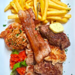 Grillplatte mit Pommes