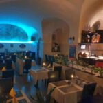 Gemütliche Gastraum abends in Konoba Laterna in Leipzig